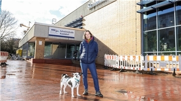 Lotte Mies steht mit ihrem Hund vor der Schwimmhalle Kaulsdorf. Die Berlinerin hat erreicht, dass das Oben-ohne-Baden in Berliner Schwimmhallen für Frauen nicht mehr zum Problem werden soll - und berichtet von einer Morddrohung.