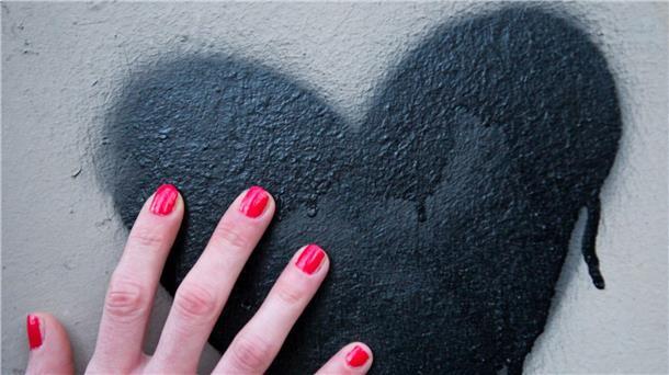 „Loverboys nutzen die Sehnsucht von Mädchen und Frauen nach Zuneigung, Verständnis und Partnerschaft auf perfide Weise aus“, sagt Nordrhein-Westfalens Ministerin für Kinder und Jugend, Josefine Paul.