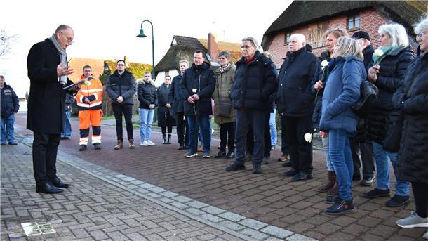 Loxstedt gedenkt seiner Juden: In Dedesdorf-Eidewarden wurden Stolpersteine verlegt. Für Bürgermeister Detlef Wellbrock (links) ein immens wichtiges Thema - gerade in der heutigen Zeit.