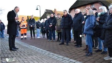 Loxstedt gedenkt seiner Juden: In Dedesdorf-Eidewarden wurden Stolpersteine verlegt. Für Bürgermeister Detlef Wellbrock (links) ein immens wichtiges Thema - gerade in der heutigen Zeit.