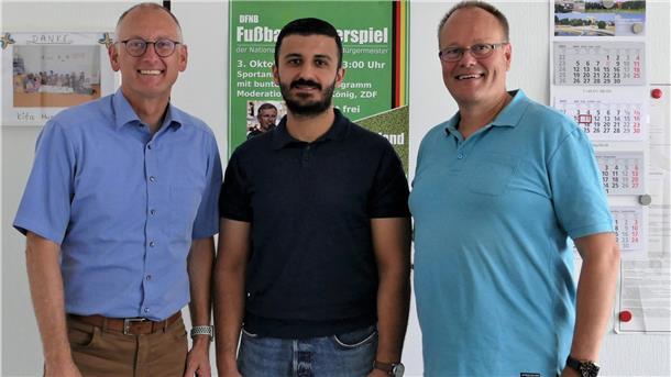 Loxstedts Bürgermeister Detlef Wellbrock (links) und der Erste Gemeinderat Holger Rasch (rechts) begrüßen Muneer Soudi als neuen Integrationsbeauftragten der Gemeinde Loxstedt.