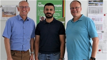 Loxstedts Bürgermeister Detlef Wellbrock (links) und der Erste Gemeinderat Holger Rasch (rechts) begrüßen Muneer Soudi als neuen Integrationsbeauftragten der Gemeinde Loxstedt.