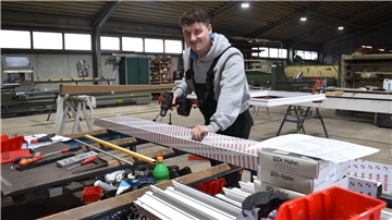 Luca Demelt mit Akkuschrauber