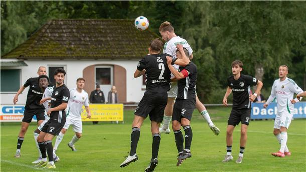 Heeslinger SC behält im Elfmeter-Schießen die Nerven Luca-Rene Althausen spring am höchsten, doch sein Kopfball landet knapp über dem Tor im Aus.