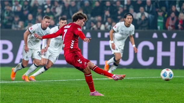 Luca Waldschmidt verwandelt den Elfmeter für Köln.