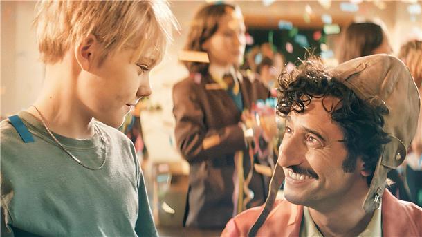 Die Filmstarts der Woche Lucas Herzog (l) als Maxe und Serkan Kaya als Rumpus in einer Szene des Films „Die unlangweiligste Schule der Welt“.