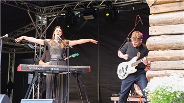Eine Frau am Keyboard und ein Mann an einer Gitarre auf dem Festival „Für Hilde“ in Wohnste.