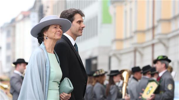 Ludwig Prinz von Bayern kommt mit seiner Mutter zur kirchlichen Hochzeit.