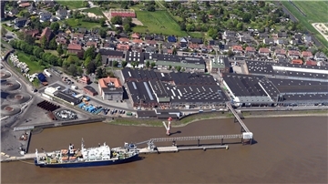Luftaufnahme der Norddeutschen Seekabelwerke: Sind hier Kabel für ein geheimes Militärprojekt in Russland gefertigt worden? Das berichtet die ARD-Fernsehsendung „Panorama“.