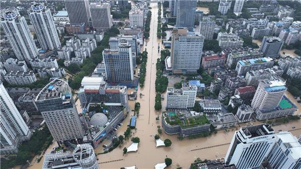 Weiter Starkregen in Südchina - Zahl der Toten gestiegen Luftaufnahme der überschwemmten Stadt Fuzhou.