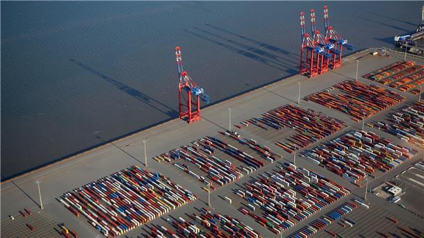 Luftaufnahme des Jade-Weser-Ports in Wilhelmshaven