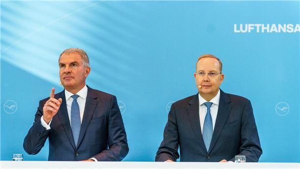 Lufthansa baut Vorstand radikal um Lufthansa-Chef Carsten Spohr (l) bleibt an Bord, Finanzchef Remco Steenbergen (r) verlässt das Unternehmen dagegen.