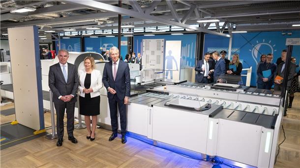 Mit Wettbewerb und neuer Technik gegen Abfertigungschaos Lufthansa-Chef Carsten Spohr (l-r), Bundesinnenministerin Nancy Faeser (SPD) und Stefan Schulte, Vorstandsvorsitzender der Fraport AG, stellen die modernen CT-Scannern am Flughafen Frankfurt vor.