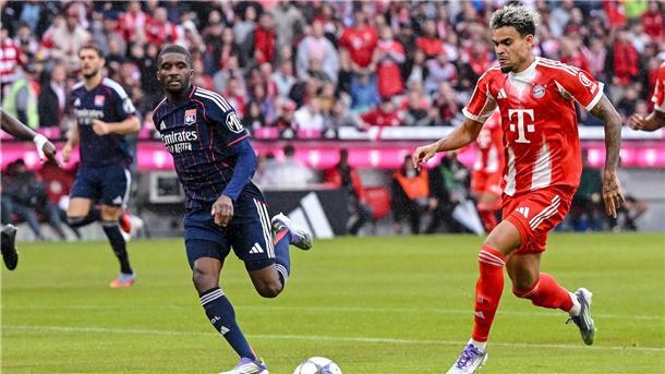Luis Díaz (r) vergibt im Testspiel gegen Lyon gleich drei hochkarätige Chancen.