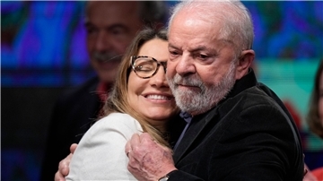 Luiz Inácio Lula da Silva umarmt seine Frau Rosangela.
