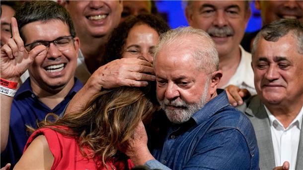 Luiz Inácio Lula da Silva umarmt seine Frau Rosangela.