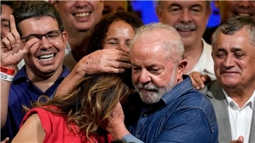 Luiz Inácio Lula da Silva umarmt seine Frau Rosangela.