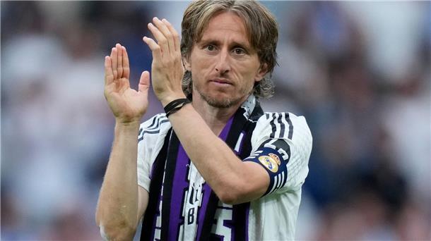 Umarmung mit Kroos: Bewegender Bernabéu-Abschied für Modrić Luka Modrić spielt seit 2012 für Real Madrid.