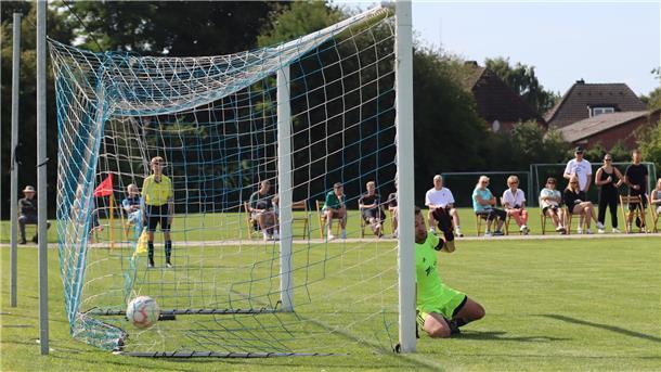 Nordheide verliert gegen routinierte Hesedorfer auf eigenem Platz Lukas Fitschen bleibt beim Elfmeter von Kristian Reitmann chancenlos, der Ball schlägt zum 0:2 im Tor ein.