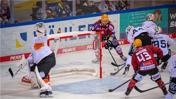 Perfektes erstes Drittel ist Grundlage für den Pinguins-Sieg Lukas Kälble mit genialer Vorarbeit für Skyler McKenzie zum 2:0 beim ersten Heimspiel der Fischtown Pinguins gegen die Wolfsburger in der Eisarena.