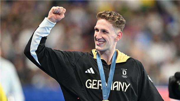 Lukas Märtens bejubelt seinen Olympiasieg - viel gefeiert hat er aber nicht.