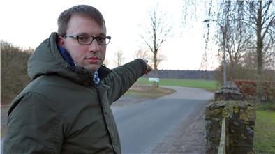 Lukas Marherr steht an der Vorwerker Friedhofsmauer und zeigt in Richtung des geplanten Standorts einer der 246,6 Meter hohen Anlagen. Er und seine Mitstreiter hoffen, mehr Bürger für den Kampf gegen das Windkraft-Projekt mobilisieren zu können.