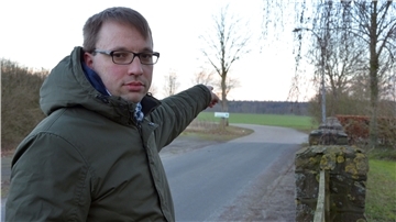 Lukas Marherr steht an der Vorwerker Friedhofsmauer und zeigt in Richtung des geplanten Standorts einer der 246,6 Meter hohen Anlagen. Er und seine Mitstreiter hoffen, mehr Bürger für den Kampf gegen das Windkraft-Projekt mobilisieren zu können.