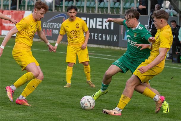 Vierter Sieg: Heeslingen II bleibt im Waldstadion ungeschlagen Lukas Meyer bot im Mittelfeld eine ganze starke Leistung und war kaum vom Ball zu trennen.
