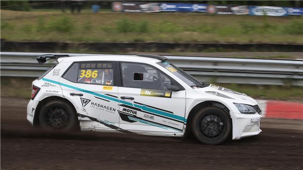 Ein Skoda Fabia fährt auf dem Eurocircuit im niederländischen Valkenswaard. 
