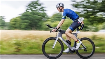 Lukas Schmidt zeigt beim Silbersee-Triathlon eine starke Leistung.