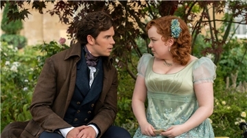 Luke Newton (l) als Colin Bridgerton und Nicola Coughlan als Penelope Featherington in Folge 301 von „Bridgerton“.