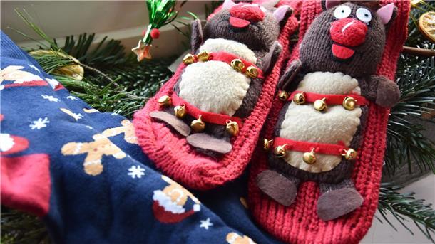 Lustige Weihnachtssocken sind mehr als nur einen Lacher wert. Wer einen Glückstreffer landet, kann das beste Geschenk verteilen.