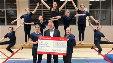 LzO-Filialleiter Jörg Spiekermann überreichte den Scheck während der Trainingszeit der „Flying Girls“. Die Spartenleiterin Kristin König und die stellvertretende Vorsitzende des TuS Schwei, Jana Klement (links), nahmen den Scheck entgegen.