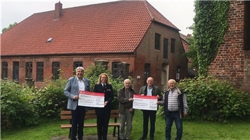 LzO-Regionaldirektor Andreas Vollert (links) und Norbert Ostendorf vom LzO-Stiftungsrat (2. von rechts) überreichten die Schecks an Gudula Thevißen, Vorsitzende des Fördervereins der Feuerwehr Eckwarden, sowie an Jörg Warnke von der Kirchengemeinde Eckwarden und an Rolf Siefken, Vorsitzender des Gemeindekirchenrats.