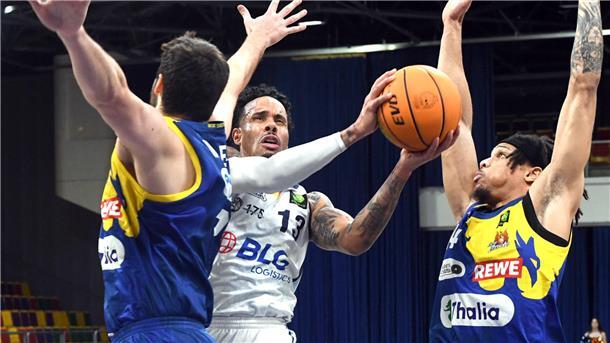 Eisbären kämpfen beim Tabellennachbarn um das Heimrecht in den Playoffs Basketballer kämpfen unter dem Korb um die nächsten Punkte. Einer ist Daniel Norl von den Eisbären Bremerhaven.