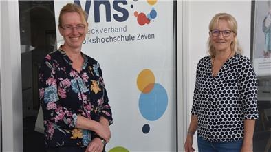Machen die Volkshochschule Zeven fit für die Welt von morgen: VHS-Leiterin Andrea Stephan (links) und ihre Stellvertreterin Anne Cordes.