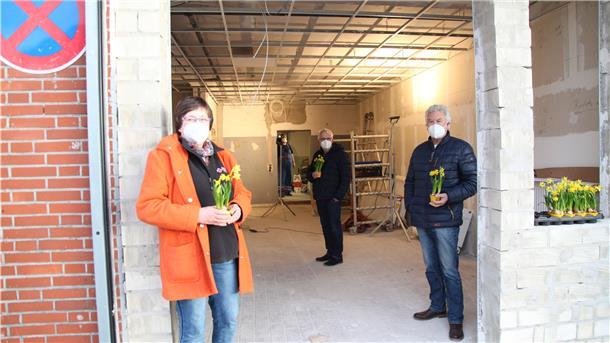 Große Vorfreude: DRK Lunestedt zieht in alte Feuerwache ein Machen sich ein Bild von der Baustelle (von links): Vorsitzende Sigrid Kellmer-Huth vom DRK-Ortsverein Lunestedt, Vorstandsmitglied Ulf Voigts und Ingenieur Joachim Wagenschütz.