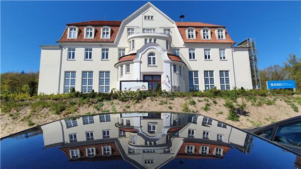 Ein prunkvolles Gebäude. 