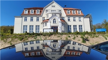 Ein prunkvolles Gebäude. 