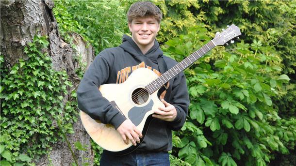 Macht Musik auf TikTok und das schon ziemlich erfolgreich: Joschua Lüdemann aus Helvesiek ist im Juli live in Scheeßel zu hören.