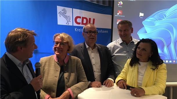 CDU: Moorvernässung nur mit den Bauern, nicht ohne sie Machten sich für die Interessen der Landwirte stark (von links): Thiemo Röhler, Barbara Otte-Kinast (beide CDU), Thorsten Krüger (SPD), Claus Seebeck und Gitta Connemann (beide CDU). Foto Hansen