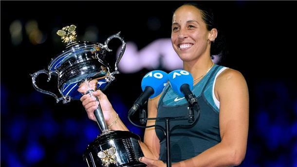 Madison Keys hält stolz die Trophäe für ihren Finalsieg in den Händen