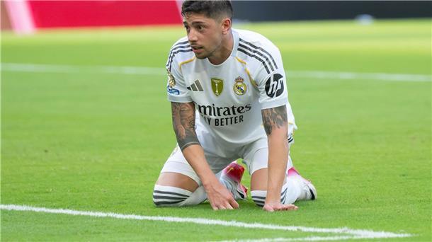 Madrids Fede Valverde kniet nach seinem verschossenen Elfmeter enttäuscht auf dem Rasen.