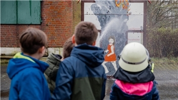 Mädchen und Jungen beim Osterferienprogramm des Magistrats bei der Feuerwehr Bremerhaven.