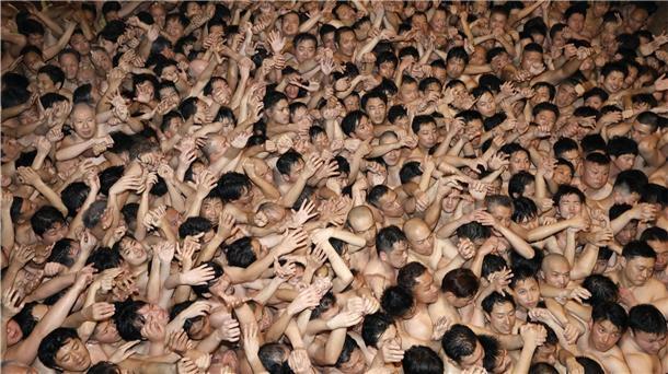 „Fest der nackten Männer“ in Japan wird eingestellt Männer, die nur mit einem Lendenschurz bekleidet sind, drängeln sich bei dem über 500 Jahre alten Saidaiji-Eyo-Festival im Saidaiji-Tempel, um einen heiligen Holzstab zu ergattern.