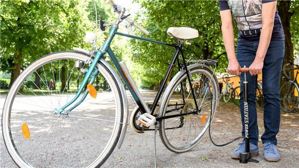 Männer lernen Fahrrad fahren. Die Kreisvolkshochschule bietet ab 6. Oktober einen Kursus an.