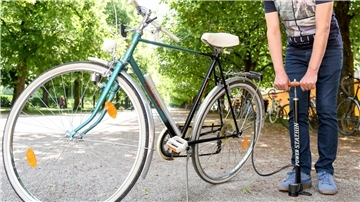 Männer lernen Fahrrad fahren. Die Kreisvolkshochschule bietet ab 6. Oktober einen Kursus an.