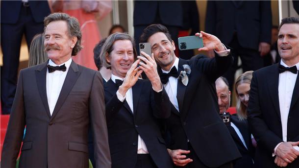 Männer ohne Handy: Bryan Cranston (l) und Matt Dillon (r). Männer mit Handy: Wes Anderson (2.v.l) und Adrien Brody.