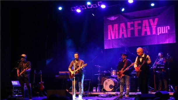 Maffay pur begeistert das Publikum im Stadttheater Cuxhaven mit einer energiegeladenen Hommage an die Rocklegende Peter Maffay.