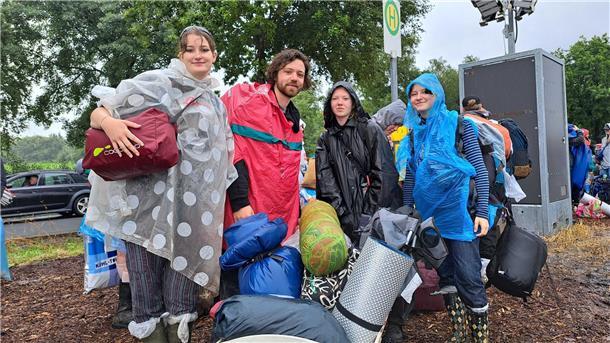 Deichbrand-Festival versinkt im Schlamm: „Gummistiefel anziehen, weitertanzen“ Magda Land (19) aus Hamburg, links, reist mit ihrer Gruppe früher ab, weil ihr Zelt nicht mehr dicht war.